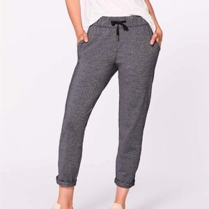 Lululemon On The Fly pant heathered gray/black size: 2